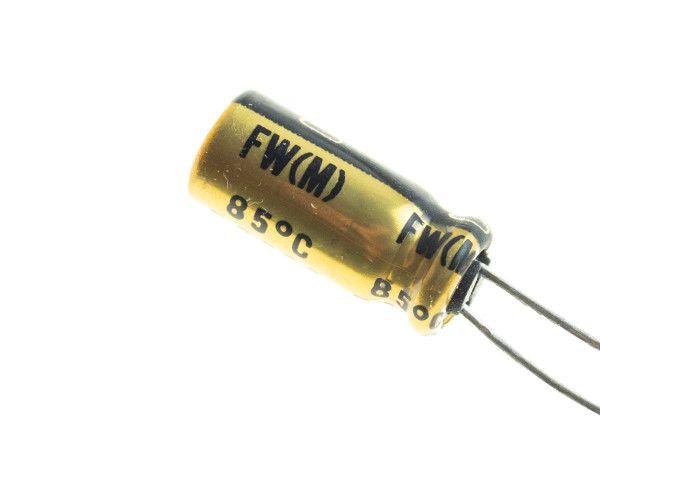 Nichicon 220uF / 50V audio elektrolyyttikondensaattori, pysty