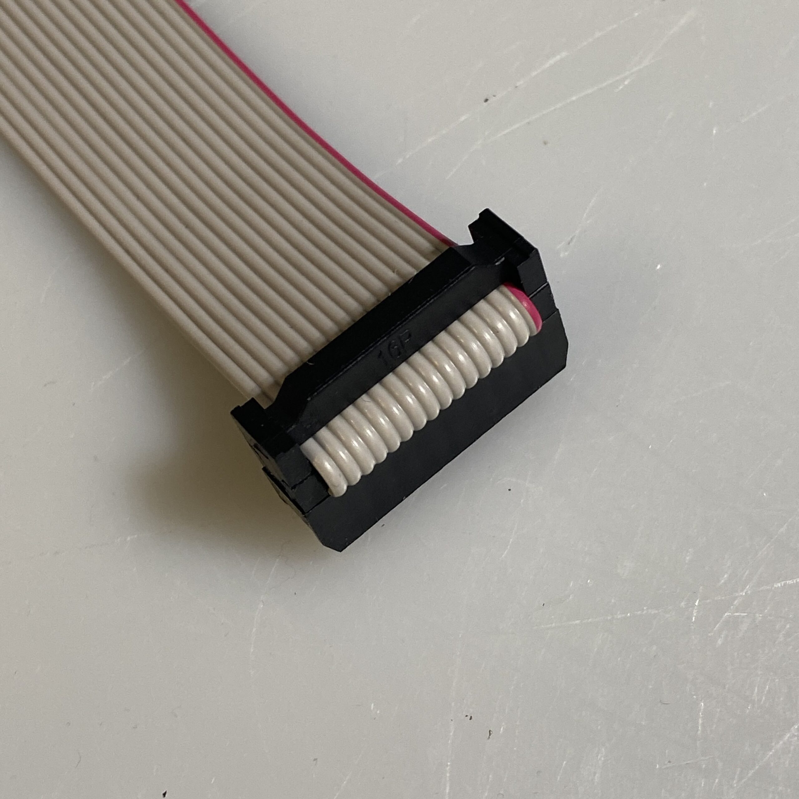 Lattakaapeliliittimen (IDC) puristaminen kotikonstein